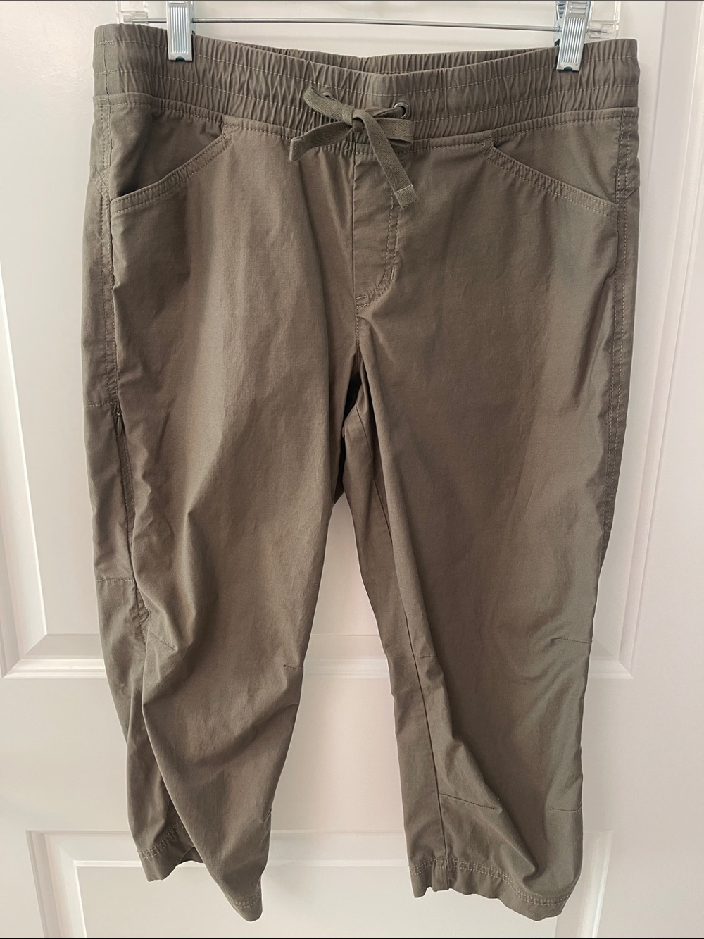 Eddie Bauer Women’s Olive Drawstring Hiking Capri Pants